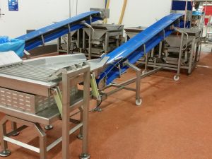 Vibrant de déballage et convoyeur en auge